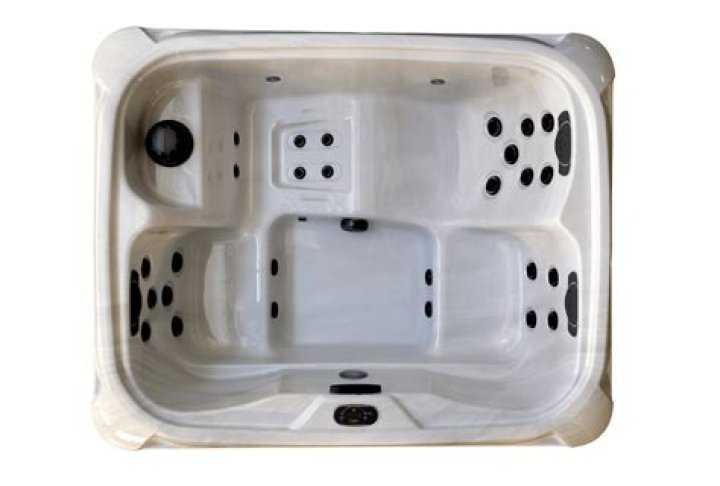 Are rats attracted to hot tubs