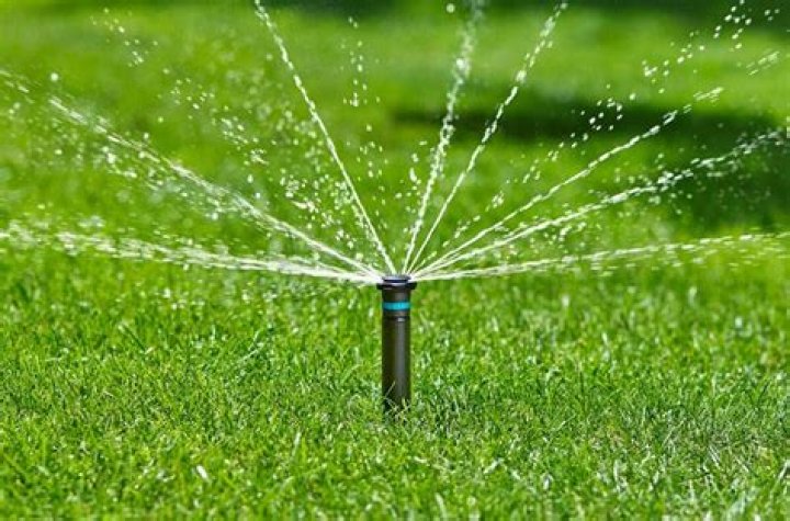Can a rain barrel power a sprinkler