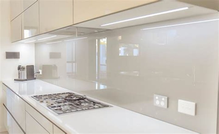 Can glass splashbacks be cut to size