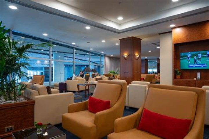 Can Qantas Gold use Emirates Lounge