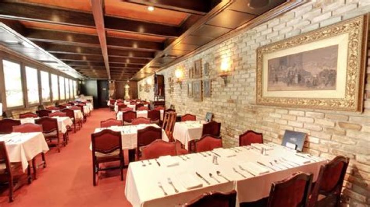 Can you eat at the bar at Berns Steakhouse