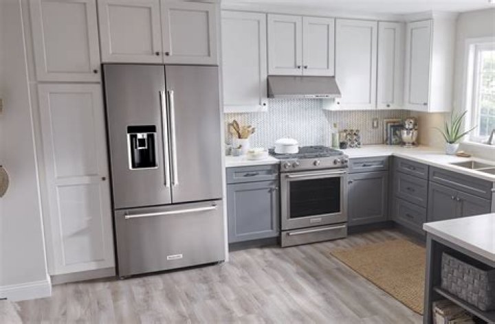Can you put a microwave and a refrigerator on the same circuit