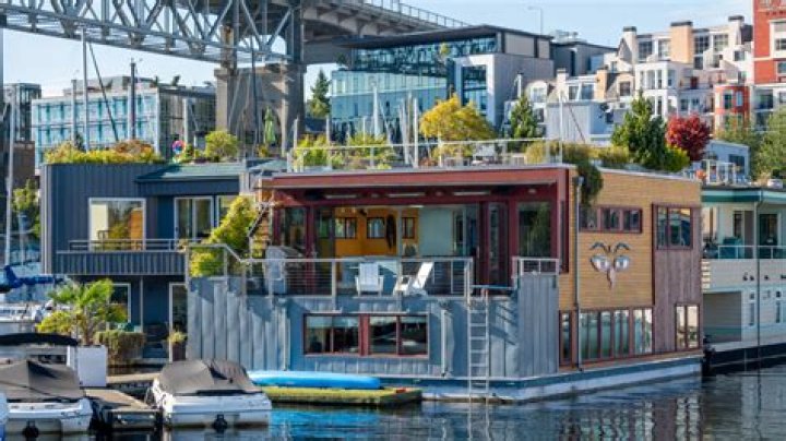 Can you rent a houseboat in Seattle