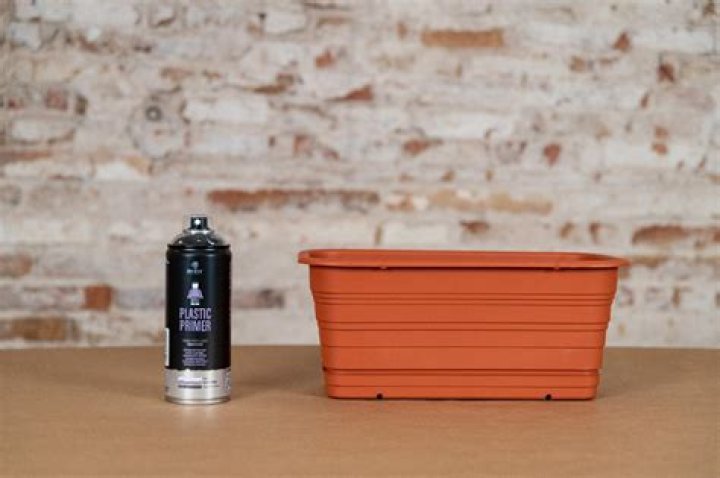 Can you spray paint trash cans