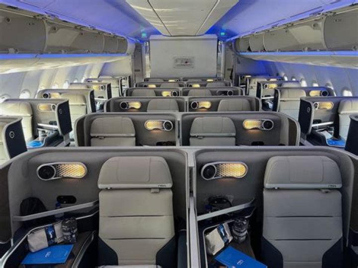 Do Alitalia flights have outlets