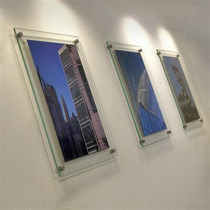 Do poster frames have glass