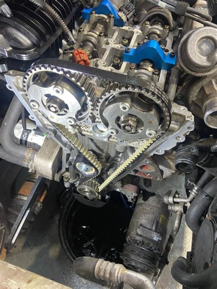 Does a 2006 Nissan Altima have a timing belt or timing chain