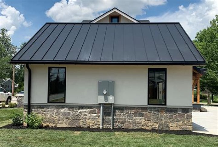 Does a black metal roof fade
