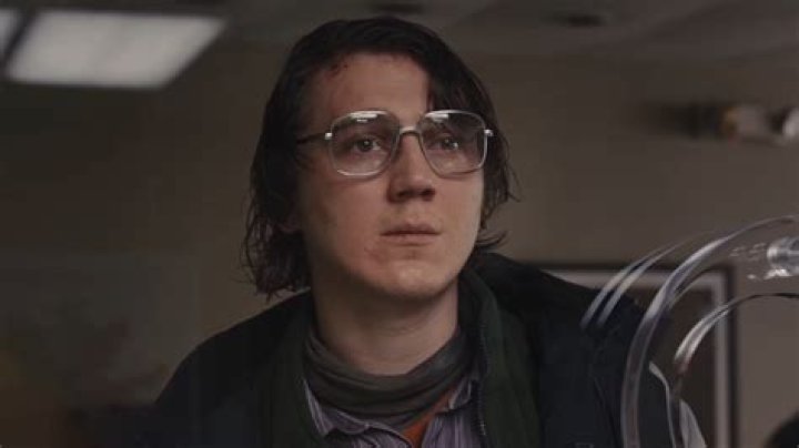 Does Alex die in safe haven