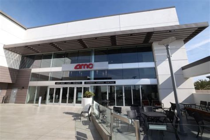 Does AMC 14 serve alcohol