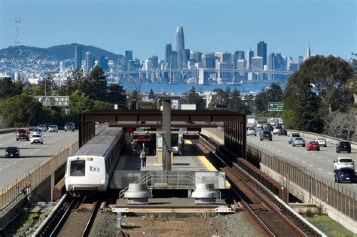 Does Bart go to Oakland