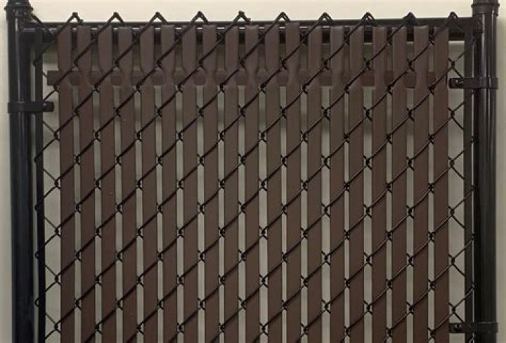 Does Home Depot sell chain link fence