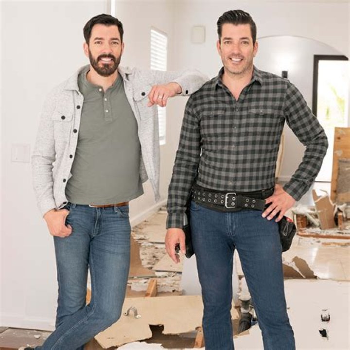 Does Jonathan do the work on property brothers