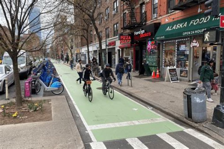 Does Manhattan have bike lanes