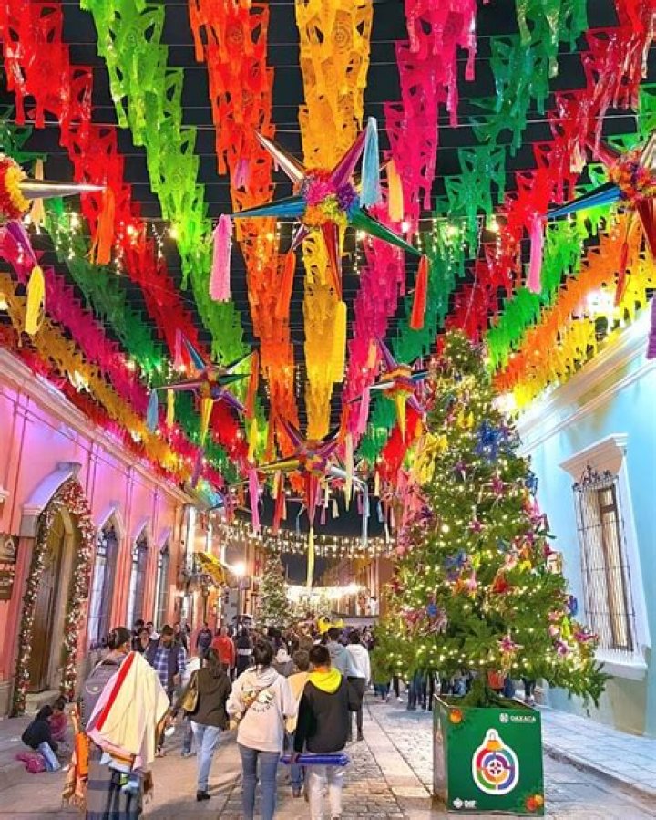 Does Mexico give gifts for Christmas