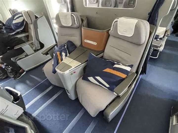 Does premium economy get lounge access Lufthansa