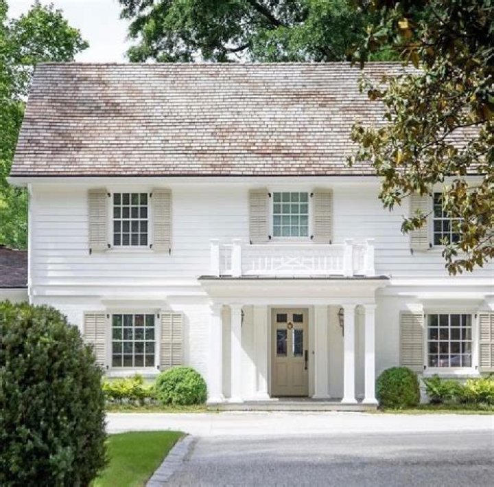 How big is the White House in square feet