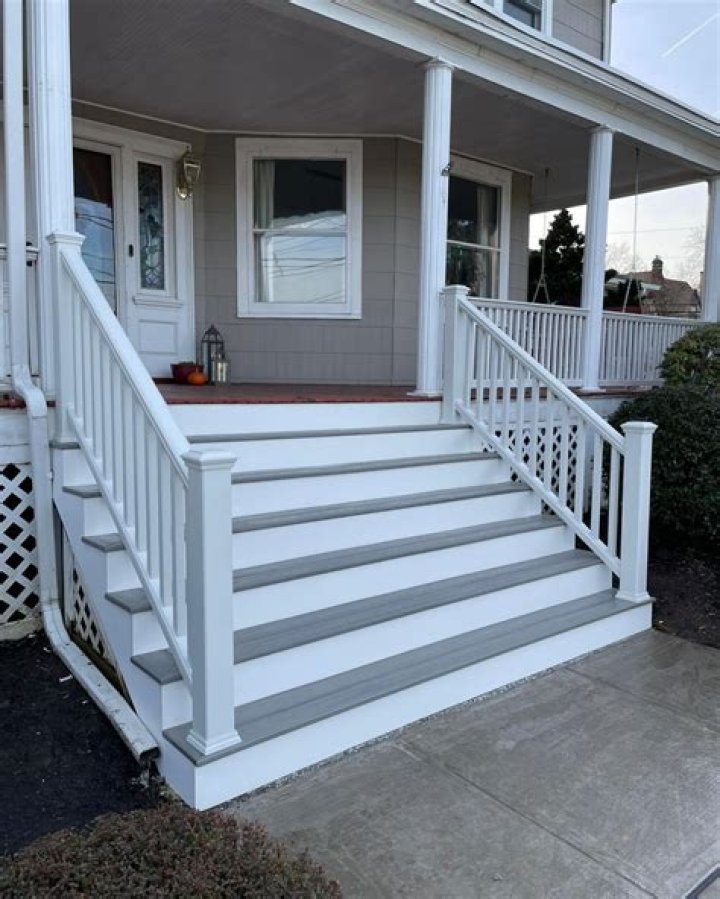 How deep should front porch steps be