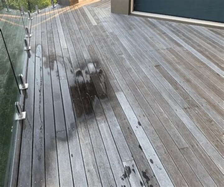 How do I know if my deck is dry enough to stain