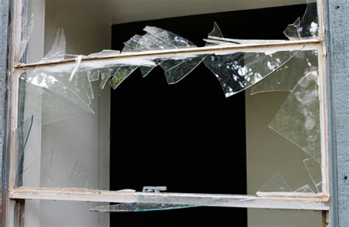 How do you bag a broken window