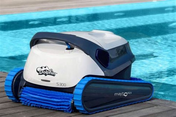 How do you become a pool cleaner