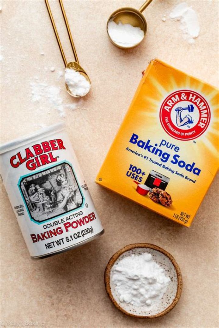 How do you clean baking soda trays with vinegar