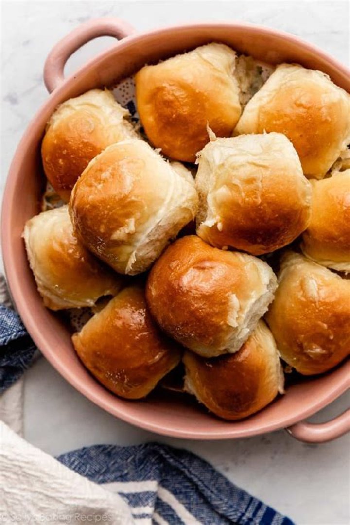 How do you keep bread rolls fresh