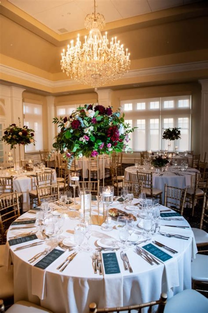 How do you stock a bar at a wedding reception