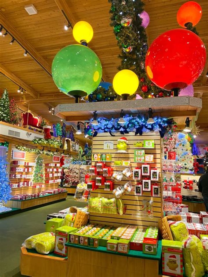 How do you store and store Christmas decorations