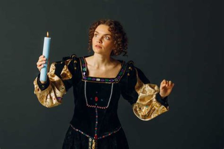 How does Shakespeare use setting in Othello