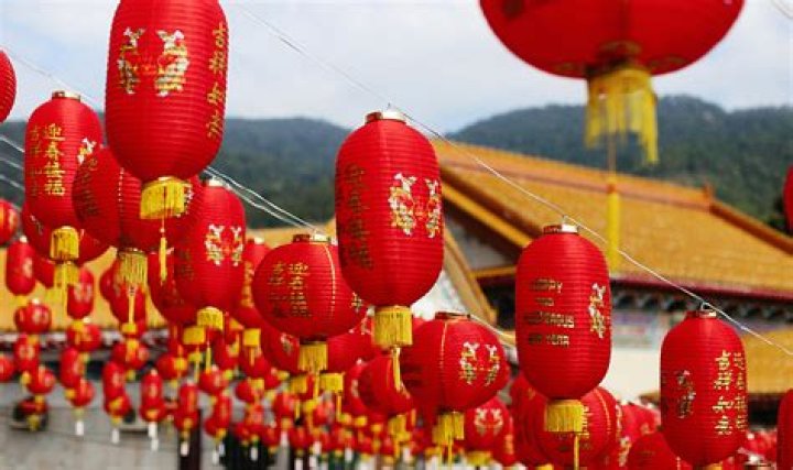 How far do Chinese lanterns fly