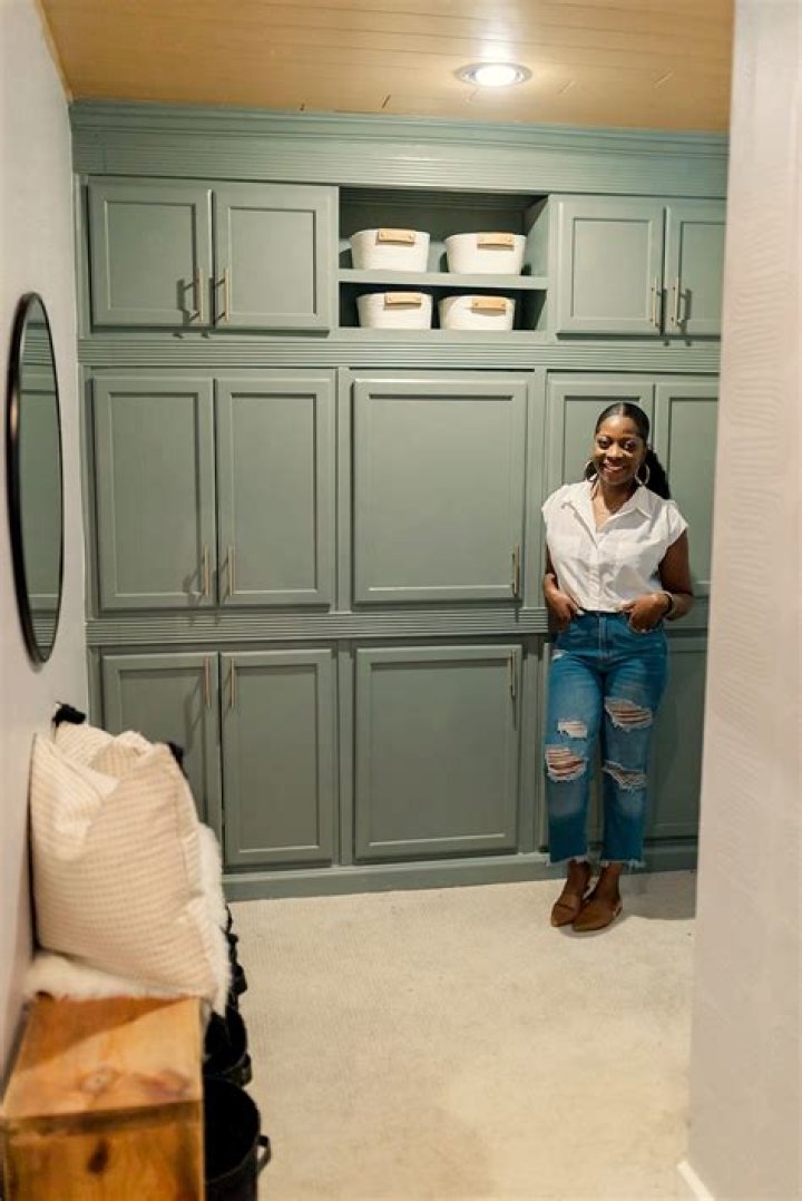 How far should wall cabinets be from base cabinets