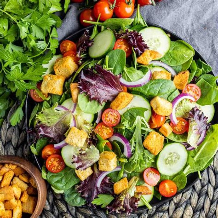 How healthy is tea leaf salad