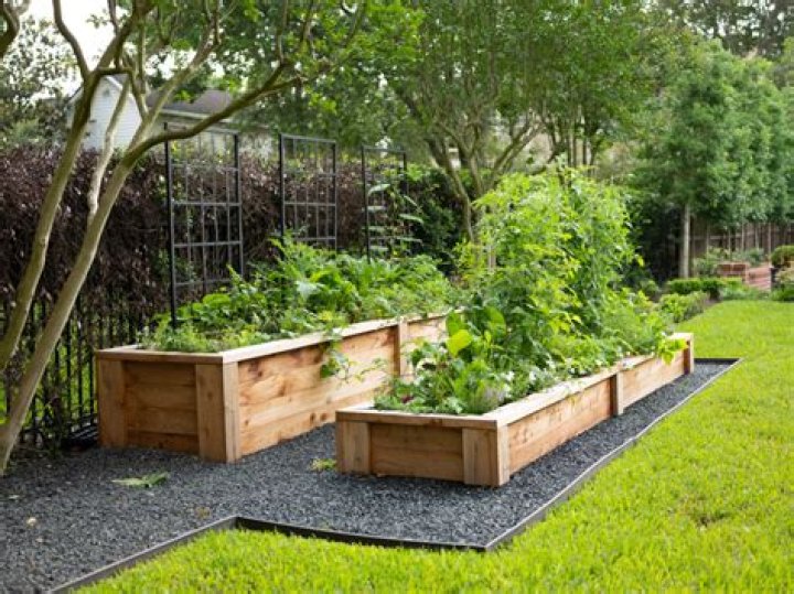 How high should soil be in a raised garden bed