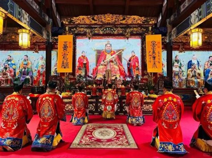 How is legalism different from other Chinese religions