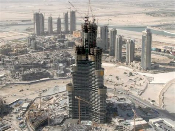 How long did it take to build Dubai Mall