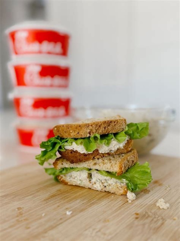 How many calories are in a chicken salad sandwich on a bun