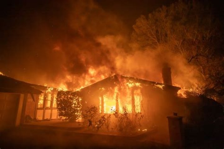 How many houses burned down in Santa Rosa