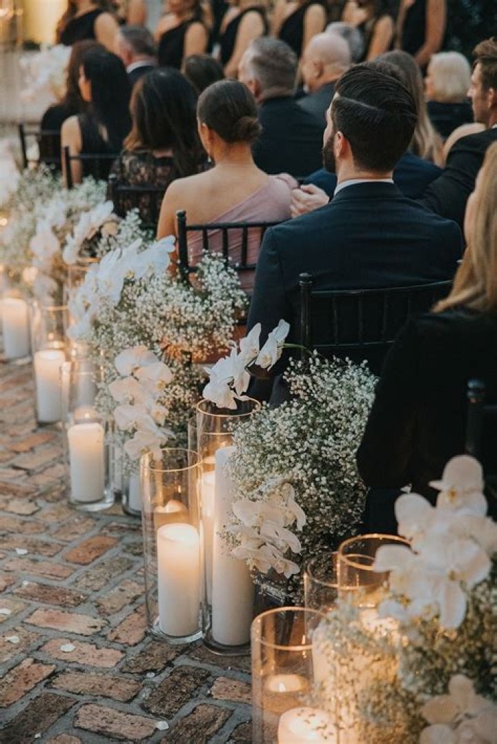 How many petals do you need for a wedding aisle