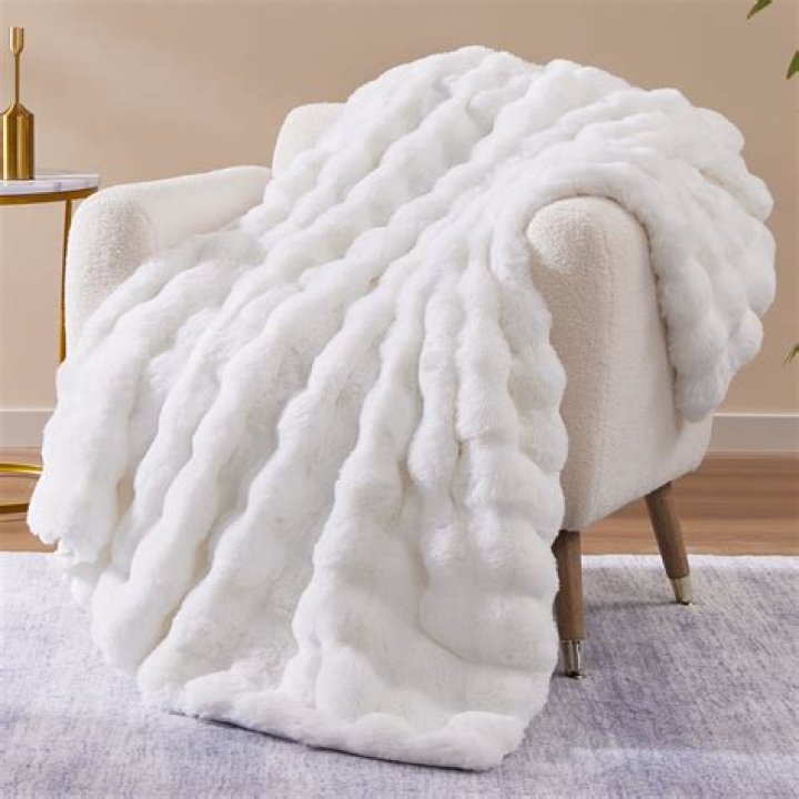 How much does a fluffy blanket weigh