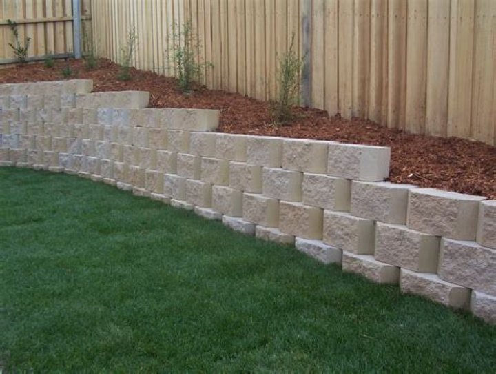 How much does a pallet of retaining wall block weight