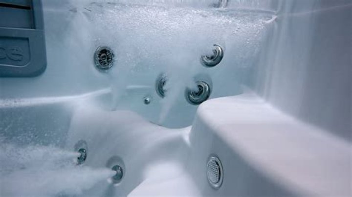 How much does it cost to fix a leaking hot tub