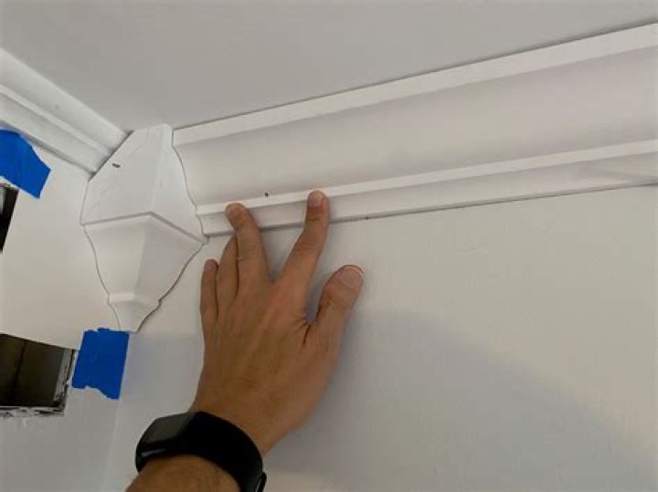 How much does it cost to install crown molding per foot