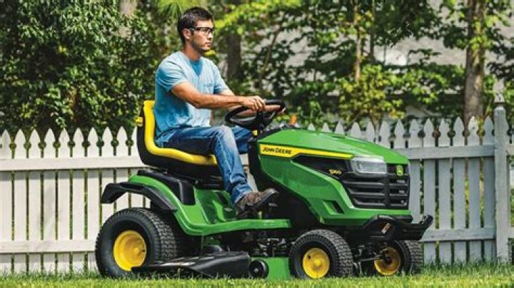 How much oil does a John Deere lawnmower take