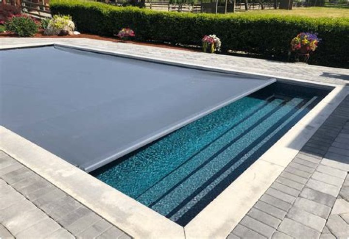How much water can a pool cover hold