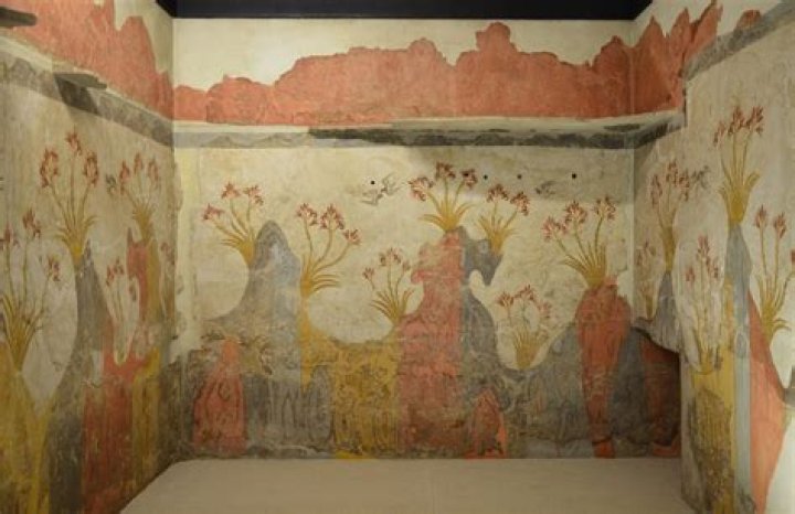 How were Minoan frescoes made