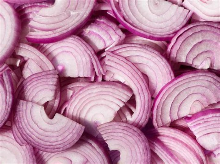 Is it safe to eat onions that have turned blue