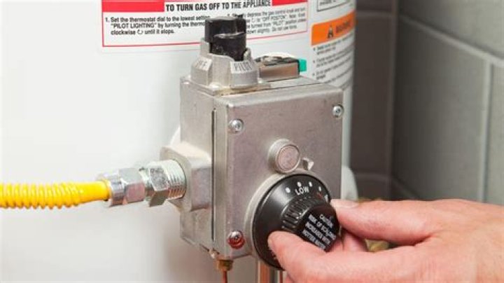 Should the top and bottom water heater thermostats be set to the same temperature