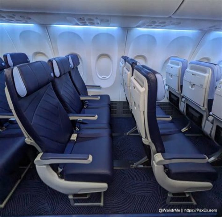What airline flies into Santa Rosa CA