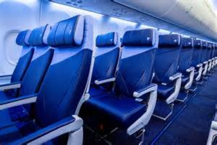 What airlines leave from Islip